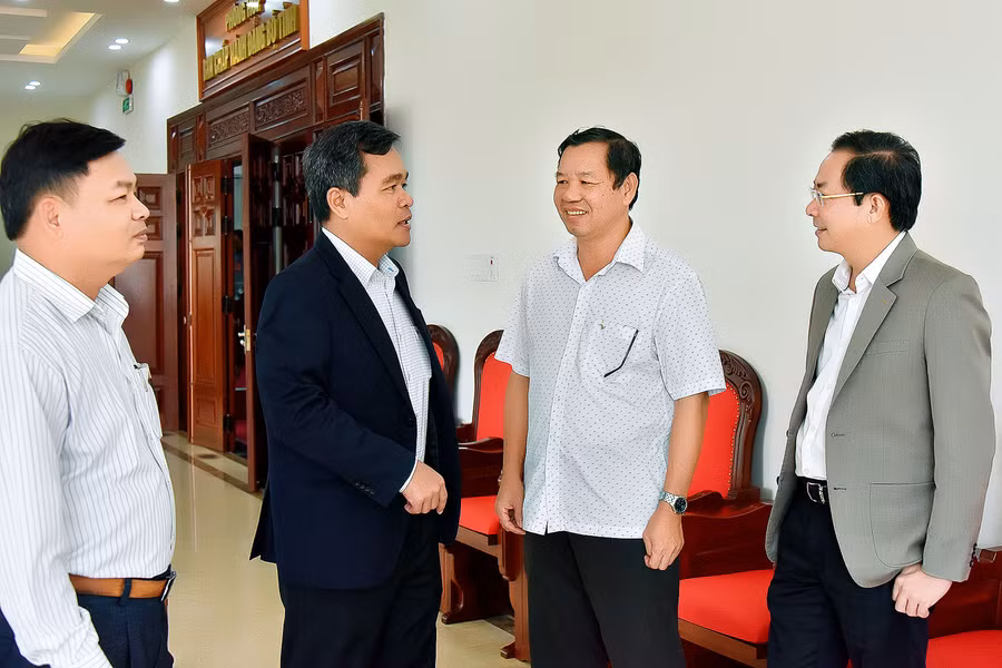 Ủy viên Ban Chấp hành Trung ương Đảng, Bí thư Tỉnh ủy, Chủ tịch HĐND tỉnh Hồ Văn Niên trao đổi với các đại biểu dự hội nghị. Ảnh: Đ.T