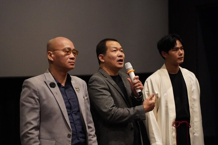 Đạo diễn Lương Đình Dũng chia sẻ về bộ phim. Đạo diễn Lương Đình Dũng chia sẻ về bộ phim.