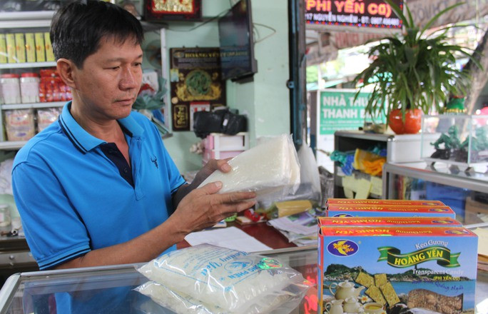 Anh Nguyễn Công, chủ cơ sở kinh doanh hàng đặc sản Quảng Ngãi Hoàng Yến, với sản phẩm đường phổi, đường phèn chế biến từ mía đường Quảng Ngãi