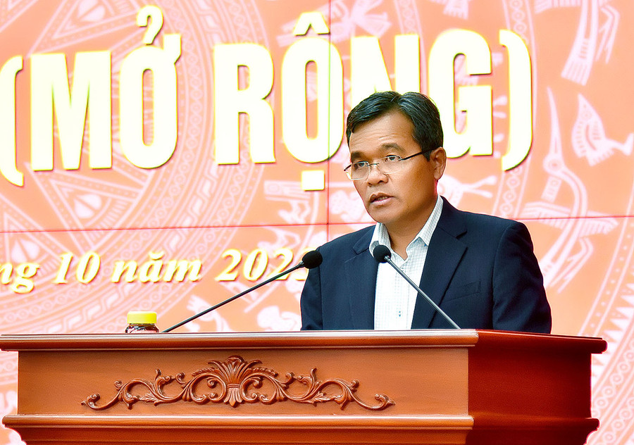 Ủy viên Ban Chấp hành Trung ương Đảng, Bí thư Tỉnh ủy, Chủ tịch HĐND tỉnh Hồ Văn Niên phát biểu tại hội nghị. Ảnh: Đ.T