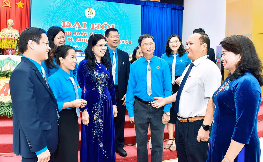 Phó Bí thư Tỉnh ủy Rah Lan Chung (thứ 2 từ phải sang) trao đổi cùng các đại biểu bên lề phiên thứ nhất Đại hội Công đoàn tỉnh lần thứ XI (nhiệm kỳ 2023-2028). Ảnh: Đức Thụy