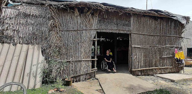 Sinh tồn hậu chấn thương tủy sống: Những giấc mơ trong căn nhà đầy gió - Ảnh 1. Sau tai nạn, cuộc sống của chị Phương thu hẹp trong căn nhà lá. Ảnh: NHƯ LỊCH