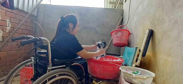 Sinh tồn hậu chấn thương tủy sống: Những giấc mơ trong căn nhà đầy gió - Ảnh 2. Chị Phương làm việc nhà. Ảnh: Như Lịch