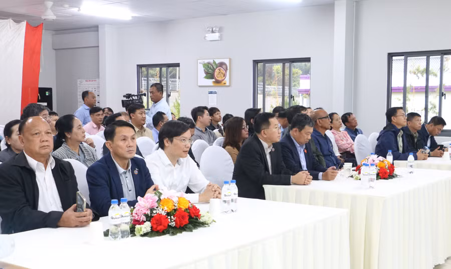 Các đại biểu nghe lãnh đạo Công ty giới thiệu một số thông tin về tình hình hoạt động của đơn vị. Ảnh: Q.T