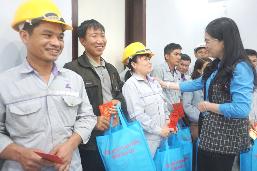 Bà Trần Lệ Nhung-Chủ tịch LĐLĐ tỉnh (bìa phải) trao quà hỗ trợ công nhân khó khăn. Ảnh: Đinh Yến