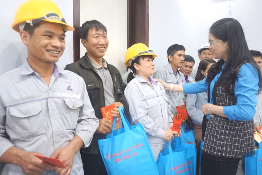 Bà Trần Lệ Nhung-Chủ tịch LĐLĐ tỉnh (bìa phải) trao quà hỗ trợ công nhân khó khăn. Ảnh: Đinh Yến