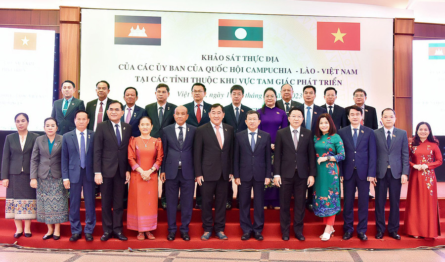 Đại biểu Quốc hội 3 nước Campuchia, Lào, Việt Nam chụp ảnh lưu niệm bên lề buổi làm việc. Ảnh: Đ.T Đại biểu Quốc hội 3 nước Campuchia, Lào, Việt Nam chụp ảnh lưu niệm bên lề buổi làm việc. Ảnh: Đ.T