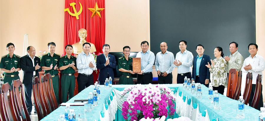 Đoàn công tác tặng quà cho Đồn Biên phòng Cửa khẩu Quốc tế Lệ Thanh (huyện Đức Cơ). Ảnh: Đ.T Đoàn công tác tặng quà cho Đồn Biên phòng Cửa khẩu Quốc tế Lệ Thanh (huyện Đức Cơ). Ảnh: Đ.T