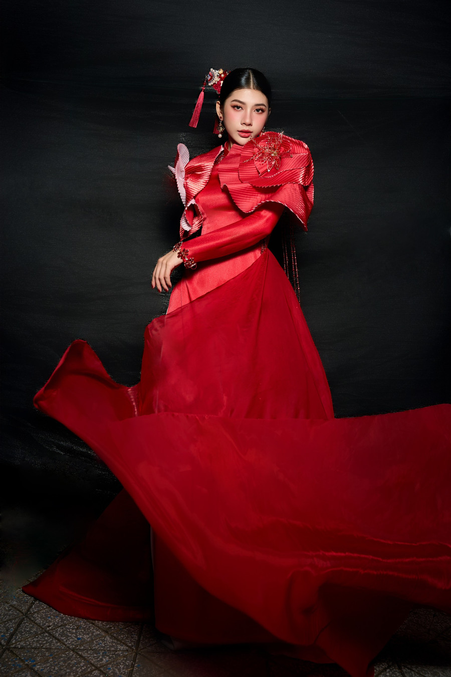 Hoa hậu Du lịch Việt Nam 2022 Lê Trần Bình An khoe dáng trong tà áo dài đỏ có những chi tiết cách điệu trên vai. Ảnh: NVCC