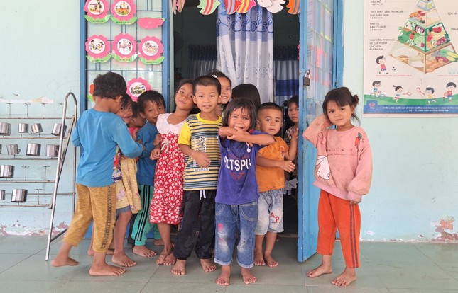 Những đứa trẻ vùng sâu, vùng xa bước đầu tiếp cận với môi trường giáo dục mầm non Những đứa trẻ vùng sâu, vùng xa bước đầu tiếp cận với môi trường giáo dục mầm non