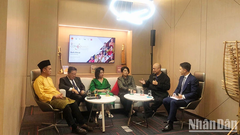 Ban tổ chức chương trình chia sẻ về buổi hòa nhạc. Ban tổ chức chương trình chia sẻ về buổi hòa nhạc.