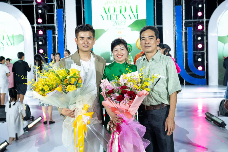 Nhà thiết kế Nguyễn Minh Long hạnh phúc khi luôn được bố mẹ ủng hộ, động viên kể từ những ngày đầu anh lựa chọn con đường trở thành một nhà thiết kế thời trang. Sau chương trình, anh di chuyển về Hà Nội để chuẩn bị cho show diễn áo dài tại sự kiện Di sản văn hóa UNESCO. Ảnh: NVCC