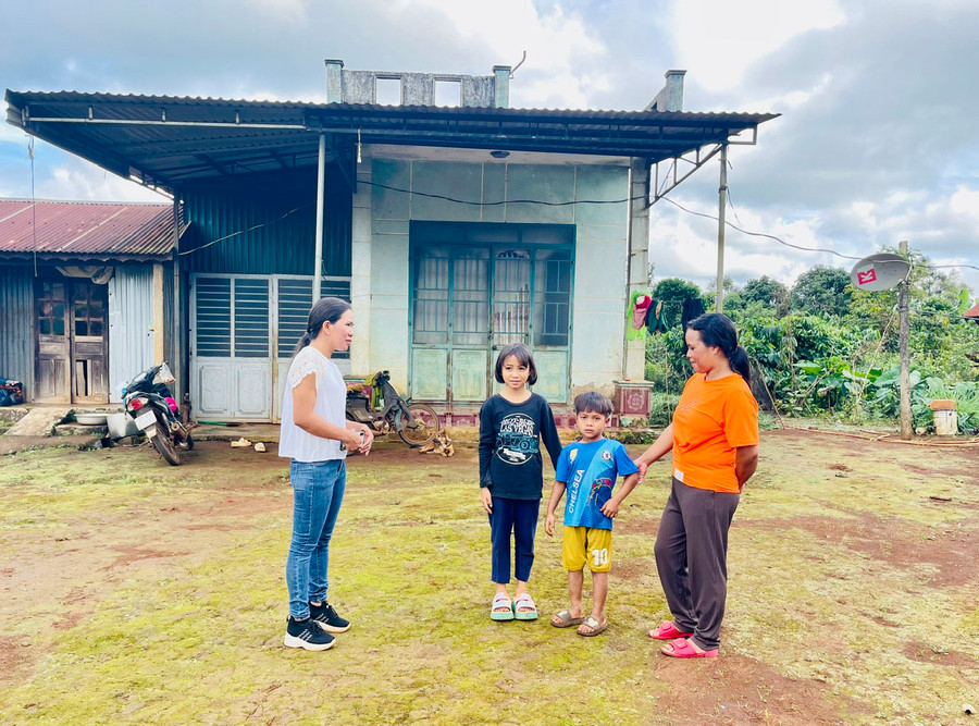 Hội LHPN xã thường xuyên đến tận nhà để vận động và hướng dẫn hội viên thực hiện tốt phong trào &quot;Nhà sạch, bếp sạch, ngõ sạch&quot;. Ảnh: N.H