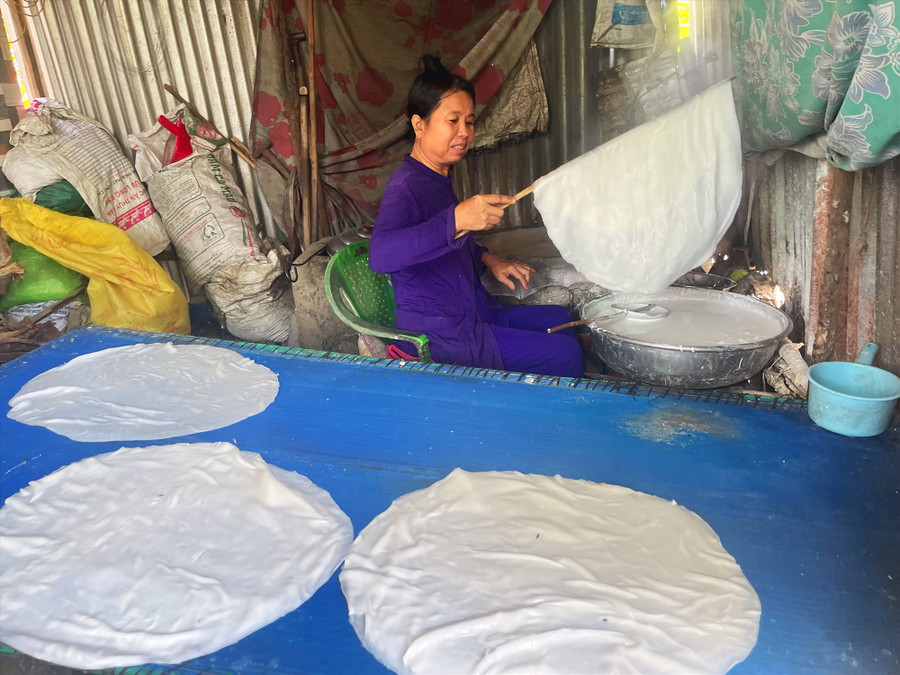 Chị Hoa người tráng mỳ nổi tiếng của ấp Gà Da. Ảnh: Minh Hải