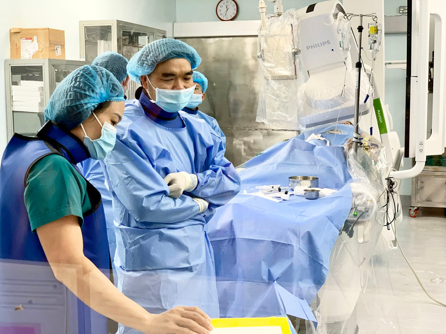 Ekip y, bác sĩ Khoa Tim mạch (Bệnh viện Đa khoa tỉnh) chuẩn bị thực hiện chụp mạch cho một bệnh nhân. Ảnh: Như Nguyện Ekip y, bác sĩ Khoa Tim mạch (Bệnh viện Đa khoa tỉnh) chuẩn bị thực hiện chụp mạch cho một bệnh nhân. Ảnh: Như Nguyện