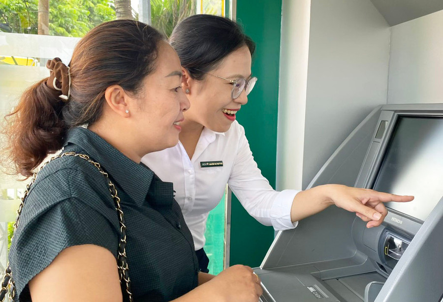 Khách hàng trải nghiệm giao dịch nộp tiền vào tài khoản ngay trên máy CRM của BIDV. Ảnh: S.C Khách hàng trải nghiệm giao dịch nộp tiền vào tài khoản ngay trên máy CRM của BIDV. Ảnh: S.C