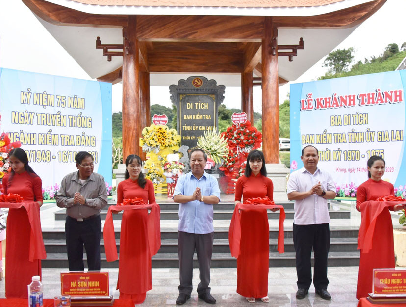 Các đồng chí lãnh đạo tỉnh, nguyên lãnh đạo tỉnh cắt băng khánh thành Bia di tích Ban Kiểm tra Tỉnh ủy. Ảnh: Đức Thụy Các đồng chí lãnh đạo tỉnh, nguyên lãnh đạo tỉnh cắt băng khánh thành Bia di tích Ban Kiểm tra Tỉnh ủy. Ảnh: Đức Thụy