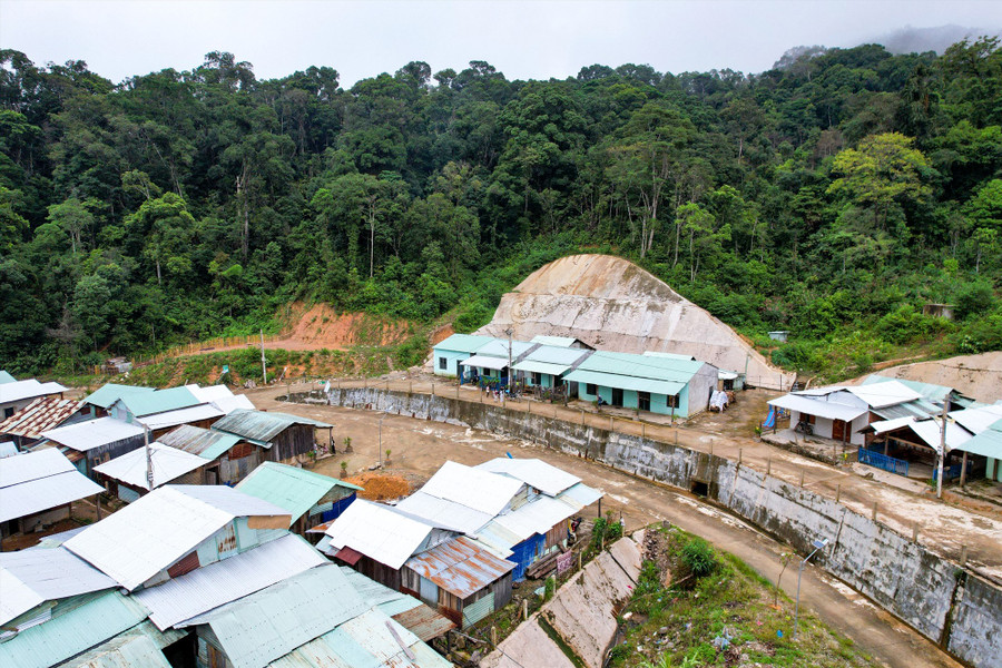 Những căn nhà đã được dựng lên cách không xa làng cũ, giảm đi ám ảnh sạt lở cho bà con làng Ong. Ảnh: C.Q Những căn nhà đã được dựng lên cách không xa làng cũ, giảm đi ám ảnh sạt lở cho bà con làng Ong. Ảnh: C.Q