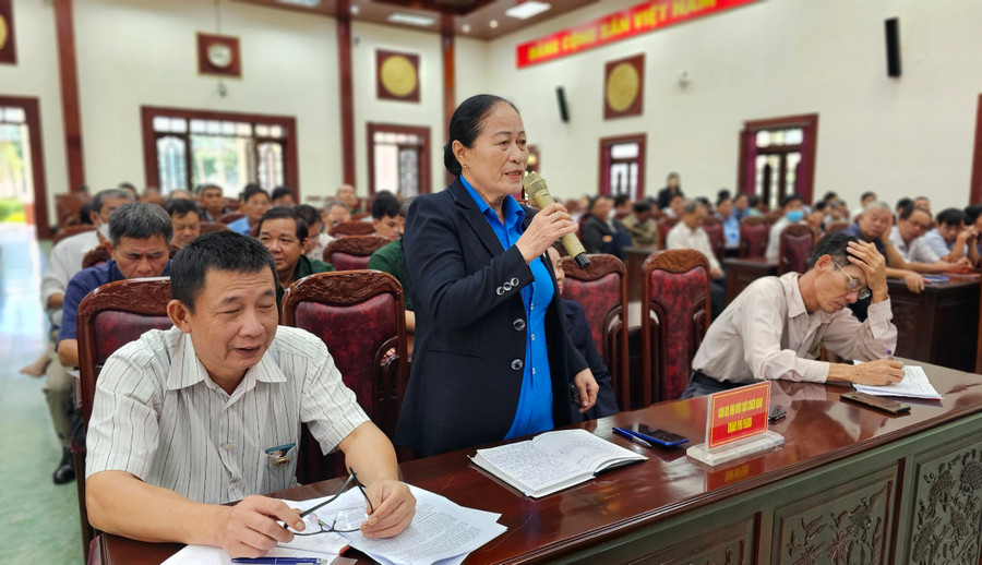 Bà Nguyễn Minh Trí-Chi hội trưởng Chi hội CCB tổ 4 (phường Đống Đa) tham gia ý kiến về giải quyết chế độ chính sách. Ảnh: A.H Bà Nguyễn Minh Trí-Chi hội trưởng Chi hội CCB tổ 4 (phường Đống Đa) tham gia ý kiến về giải quyết chế độ chính sách. Ảnh: A.H