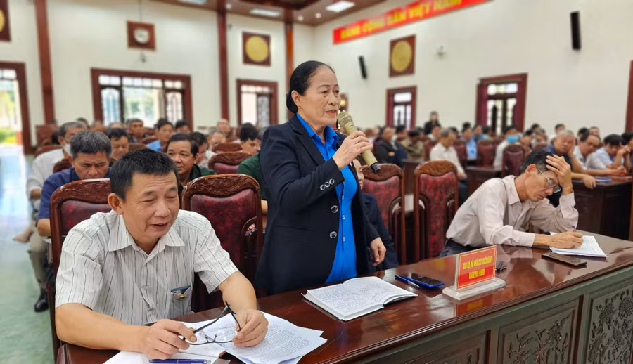 Bà Nguyễn Minh Trí-Chi hội trưởng Chi hội CCB tổ 4 (phường Đống Đa) tham gia ý kiến về giải quyết chế độ chính sách. Ảnh: A.H