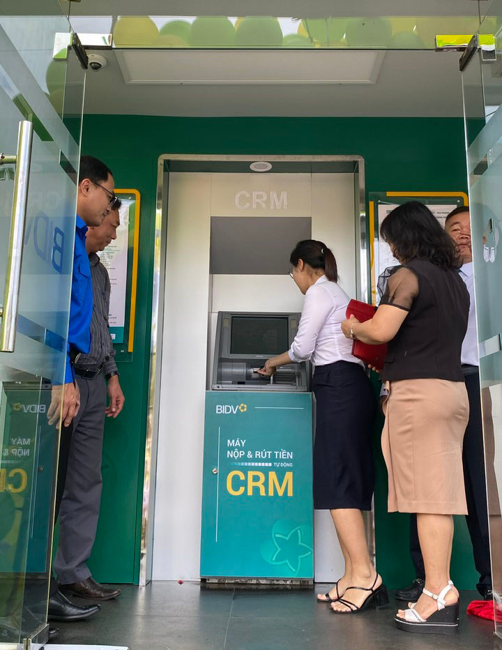 BIDV Chi nhánh Gia Lai mời các đại biểu, khách hàng trải nghiệm giao dịch thực tế trên ngân hàng tự động CRM. Ảnh: S.C BIDV Chi nhánh Gia Lai mời các đại biểu, khách hàng trải nghiệm giao dịch thực tế trên ngân hàng tự động CRM. Ảnh: S.C