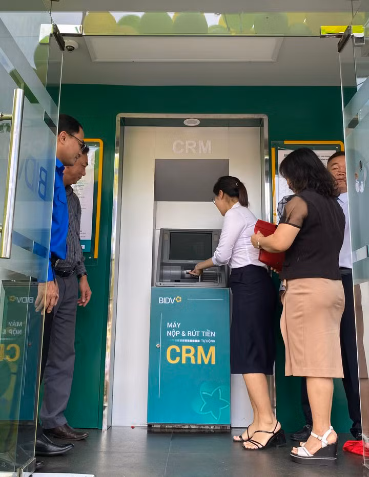 BIDV Chi nhánh Gia Lai mời các đại biểu, khách hàng trải nghiệm giao dịch thực tế trên ngân hàng tự động CRM. Ảnh: S.C