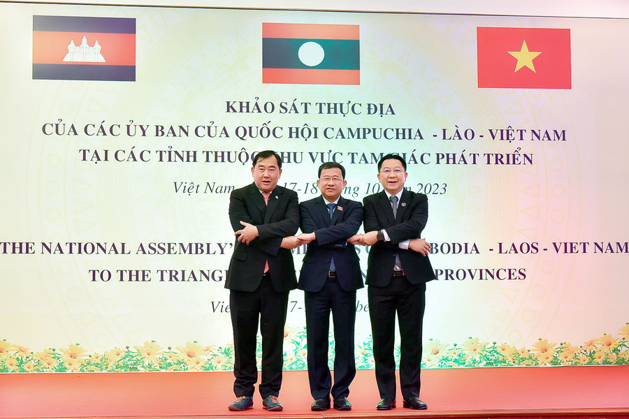 Trưởng đoàn 3 nước Việt Nam, Lào, Campuchia chụp ảnh lưu niệm. Ảnh: Đ.T Trưởng đoàn 3 nước Việt Nam, Lào, Campuchia chụp ảnh lưu niệm. Ảnh: Đ.T