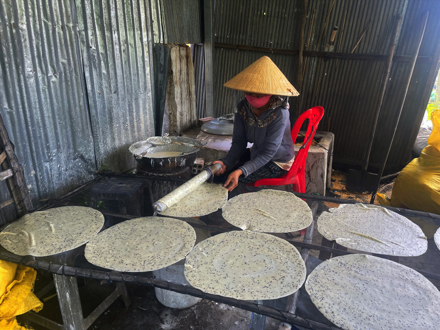 Mỗi ngày chị Phượng ấp Gò Da tráng 1 tạ gạo bánh tráng. Ảnh: Minh Hải