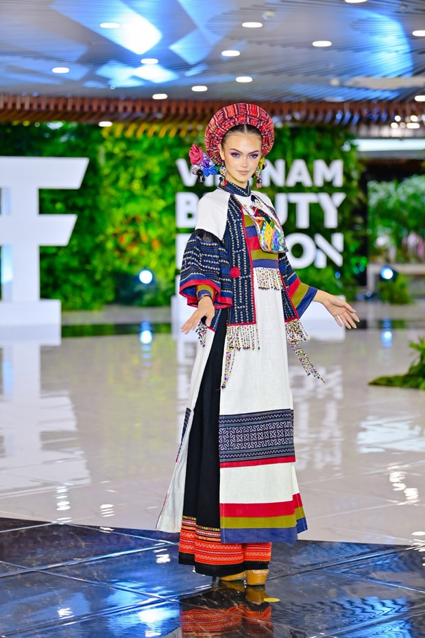 Thí sinh Miss Grand International trình diễn thiết kế trong bộ sưu tập &quot;Họa sắc non sông. Ảnh: CTV/Vietnam+