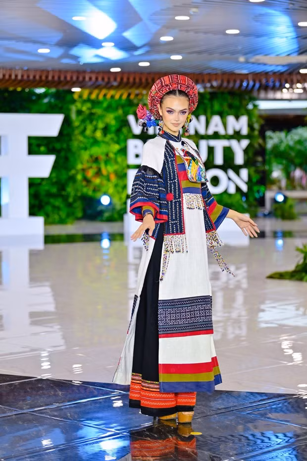 Thí sinh Miss Grand International trình diễn thiết kế trong bộ sưu tập "Họa sắc non sông. Ảnh: CTV/Vietnam+