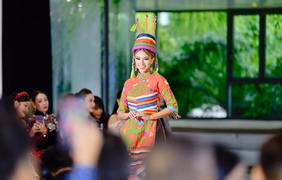 Thiết kế trong bộ sưu tập "Họa sắc non sông." Ảnh: CTV/Vietnam+