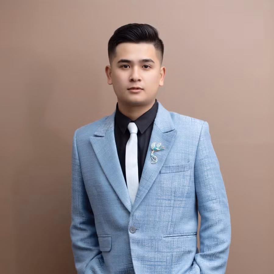 Nguyễn Minh Long sinh năm 1997, quê Thanh Hóa. Anh tốt nghiệp Trường đại học Giao thông Vận tải Hà Nội (khoa Kỹ thuật xây dựng công trình giao thông), tuy nhiên, sau đó lại bén duyên với ngành thời trang. Ảnh: FBNV