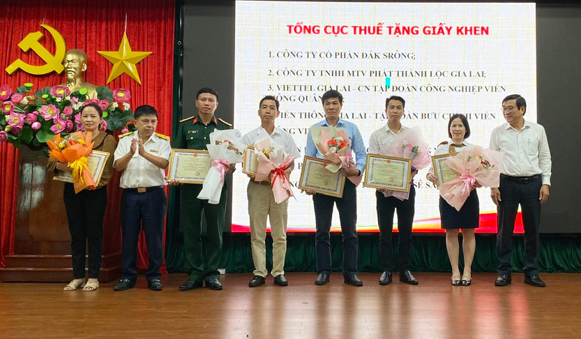Tổng cục Thuế tuyên dương các doanh nghiệp thực hiện tốt chính sách thuế năm 2022. Ảnh: S.C