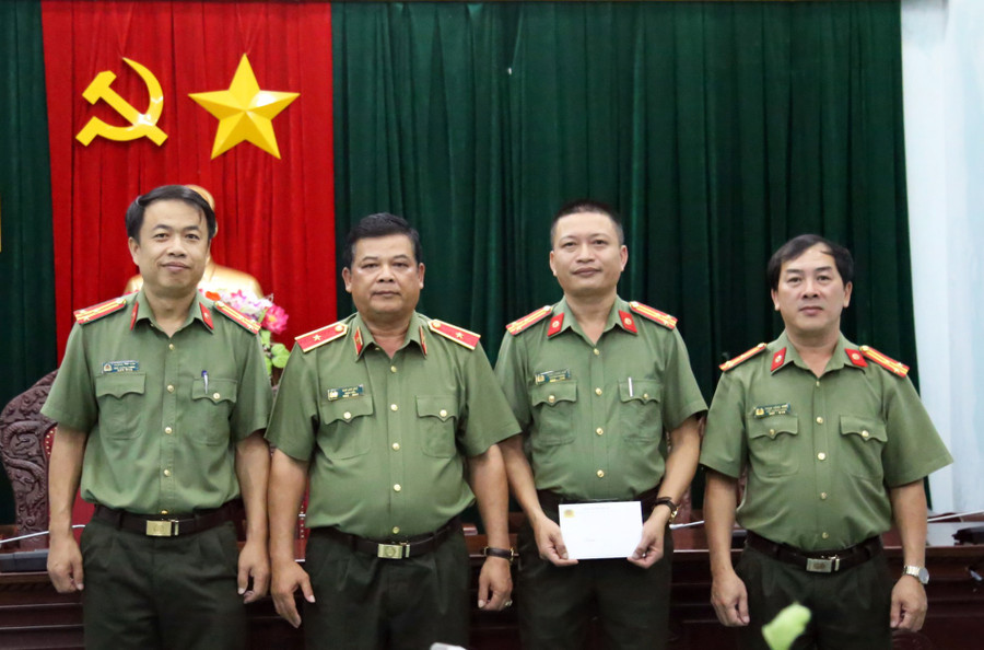 Thiếu tướng Rah Lan Lâm-Ủy viên Ban Thường vụ Tỉnh ủy, Giám đốc Công an tỉnh (thứ 2 từ trái sang) thưởng nóng cho cán bộ,chiến sĩ Phòng An ninh điều tra. Ảnh: Lê Ánh