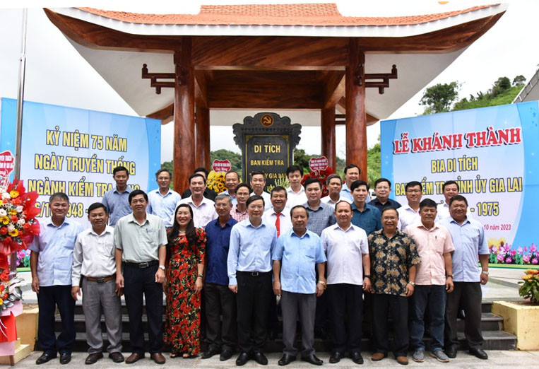 Các đại biểu chụp hình lưu niệm tại Bia di tích Ban Kiểm tra Tỉnh ủy. Ảnh: Đức Thụy Các đại biểu chụp hình lưu niệm tại Bia di tích Ban Kiểm tra Tỉnh ủy. Ảnh: Đức Thụy