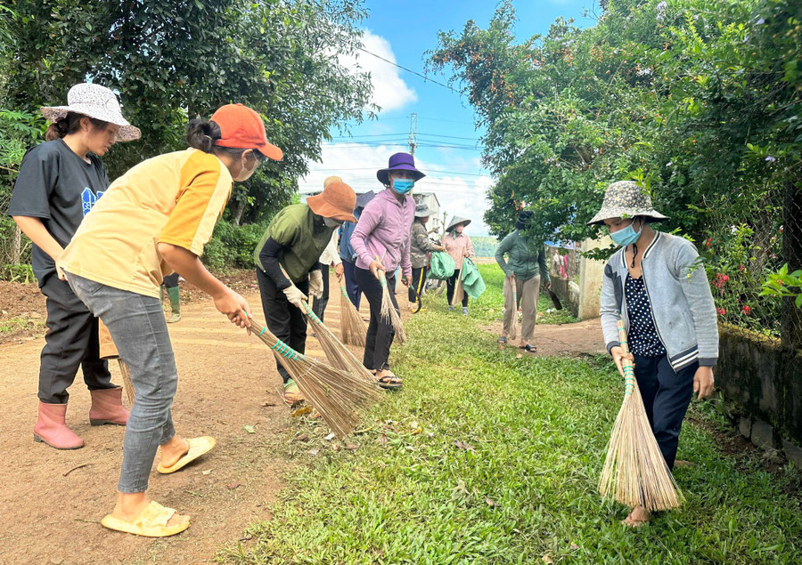 Người dân các làng dân tộc thiểu số của xã Ia Băng tham gia dọn dẹp vệ sinh môi trường. Ảnh: Thanh Nhật