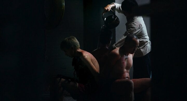 Phim với nhiều cảnh bạo lực, rùng rợn và méo mó về tâm lý gây ức chế cho khán giả. Phim với nhiều cảnh bạo lực, rùng rợn và méo mó về tâm lý gây ức chế cho khán giả.