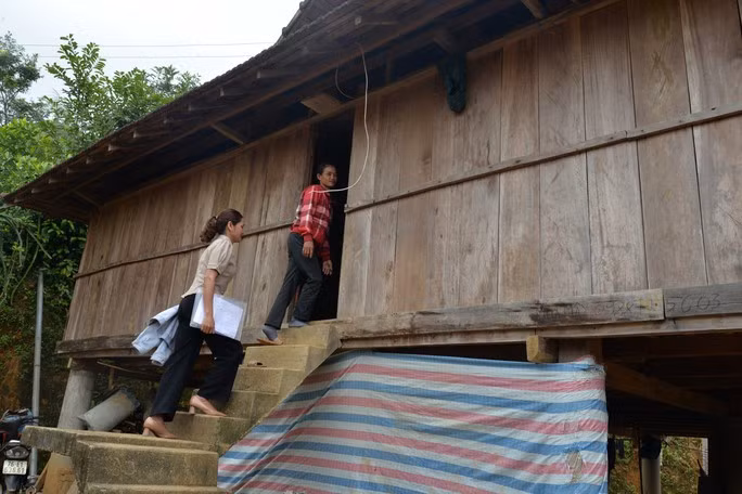 Chị Đinh Thị Hằng, Chủ tịch Hội Phụ nữ xã Sơn Màu, đến thăm một gia đình ở Đắk Pao