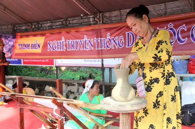 Trình diễn làm gốm truyền thống của đồng bào Chăm tại lễ hội Katê 2023. Ảnh: Nguyễn Thanh/TTXVN Trình diễn làm gốm truyền thống của đồng bào Chăm tại lễ hội Katê 2023. Ảnh: Nguyễn Thanh/TTXVN