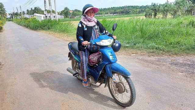 Sinh tồn hậu chấn thương tủy sống: Những giấc mơ trong căn nhà đầy gió - Ảnh 4. Bà Trần Thị Tách (mẹ chị Phương) chạy xe ôm và bán vé số, bất đắc dĩ thành trụ cột gia đình khi tuổi đã cao. Ảnh: Như Lịch