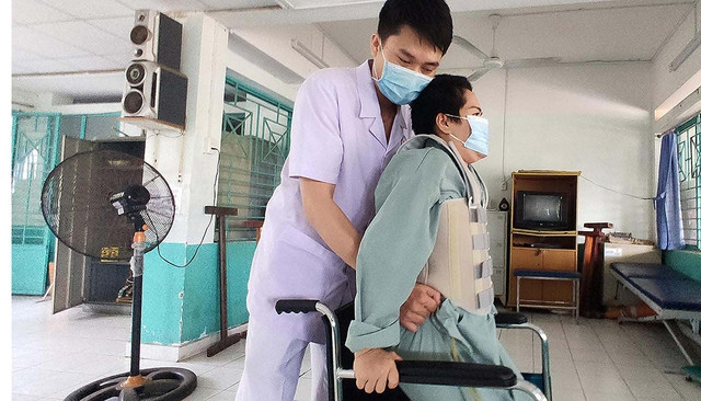 Sinh tồn hậu chấn thương tủy sống: Đi ra từ bóng tối tuyệt vọng - Ảnh 2. Bệnh nhân tổn thương tủy sống điều trị tại Bệnh viện Phục hồi chức năng - Điều trị bệnh nghề nghiệp TP.HCM