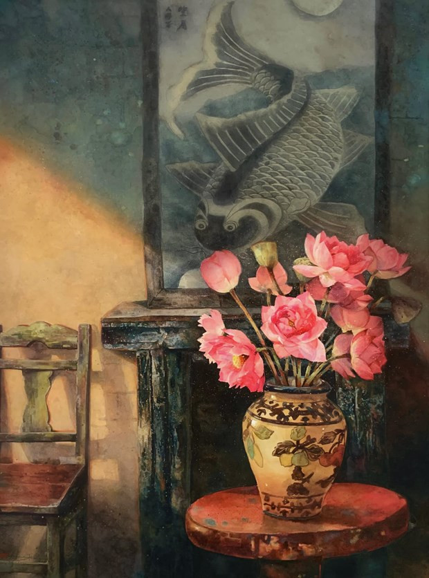 Một góc nhà theo phong cách cũ của Hà Nội, có treo tranh cá chép trông trăng.