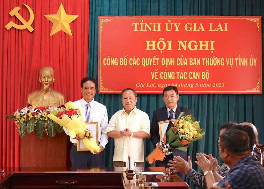 Phó Bí thư Thường trực Tỉnh ủy Châu Ngọc Tuấn (giữa) trao quyết định điều động, bổ nhiệm và tặng hoa chúc mừng 2 tân Phó Trưởng ban Tổ chức Tỉnh ủy. Ảnh: Mộc Trà Phó Bí thư Thường trực Tỉnh ủy Châu Ngọc Tuấn (giữa) trao quyết định điều động, bổ nhiệm và tặng hoa chúc mừng 2 tân Phó Trưởng ban Tổ chức Tỉnh ủy. Ảnh: Mộc Trà