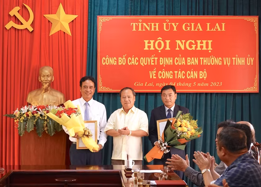 Phó Bí thư Thường trực Tỉnh ủy Châu Ngọc Tuấn (giữa) trao quyết định điều động, bổ nhiệm và tặng hoa chúc mừng 2 tân Phó Trưởng ban Tổ chức Tỉnh ủy. Ảnh: Mộc Trà