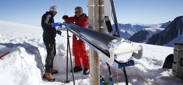 Một mẫu băng được các nhà khoa học lấy từ lõi băng cổ xưa ở Bắc Cực. Nguồn: Ice Memory