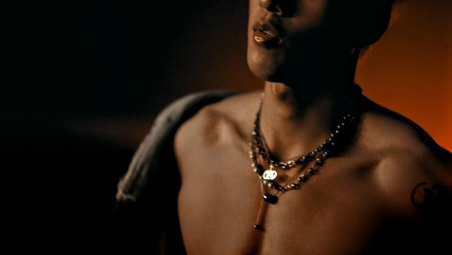 Vì sao HIEUTHUHAI bất ngờ dời ngày phát hành album? - Ảnh 3. Trong hai năm vừa qua, anh đạt được nhiều những thành tích, trở thành một trong những nghệ sĩ gen Z được yêu thích nhất của làng nhạc Việt. Ảnh: NVCC