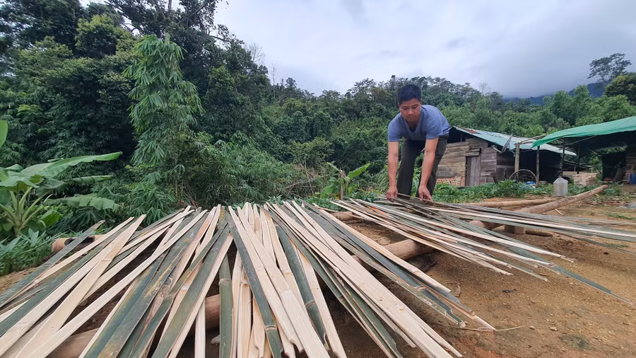 Hồ Văn Đoàn rời làng cũ, ra dựng nhà ở thôn 2 từ tháng 4/2021. Ảnh: C.Q