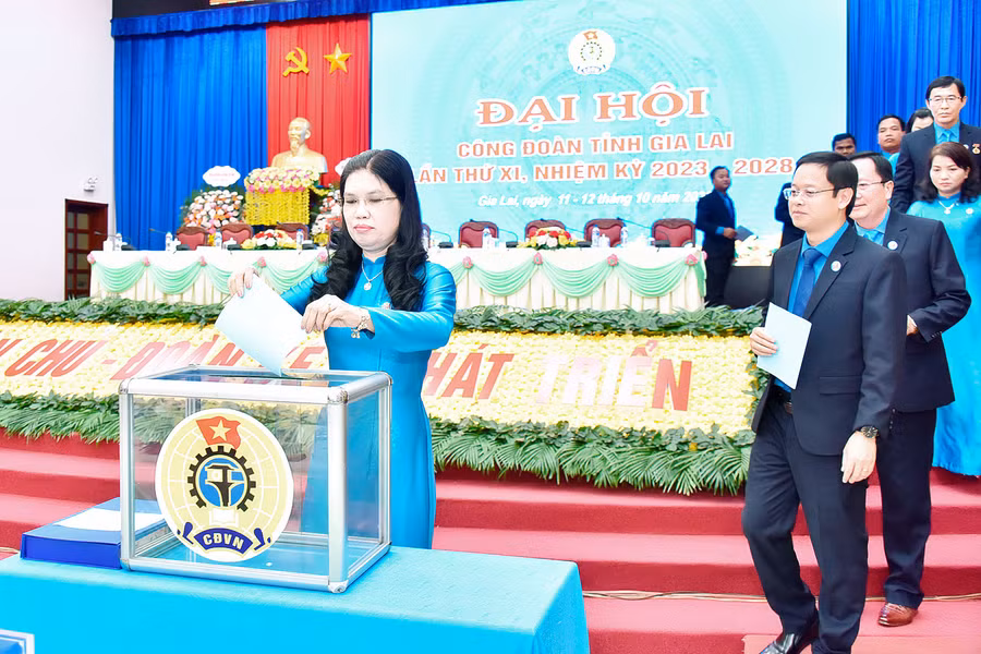 Các đại biểu bỏ phiếu bầu Ban Chấp hành LĐLĐ tỉnh khoá XI. Ảnh: Đức Thụy