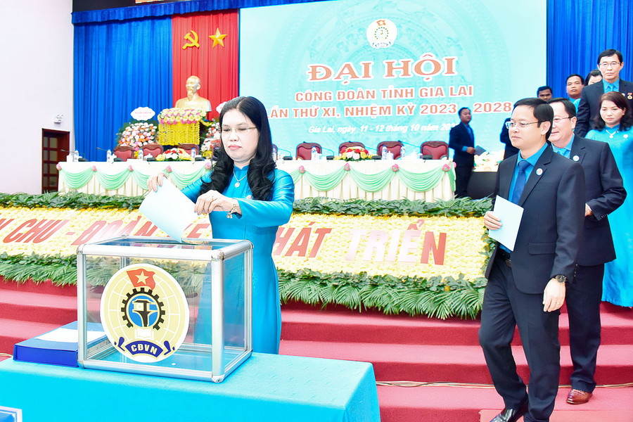 Các đại biểu bỏ phiếu bầu Ban Chấp hành LĐLĐ tỉnh khoá XI. Ảnh: Đức Thụy