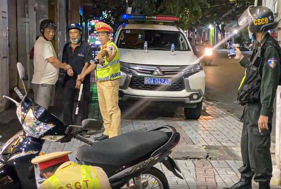 Một người đàn ông ở Tiền Giang rút ống dẫn xăng dọa đốt xe khi bị CSGT yêu cầu đo nồng độ cồn. Ảnh: NGỌC PHÚC Một người đàn ông ở Tiền Giang rút ống dẫn xăng dọa đốt xe khi bị CSGT yêu cầu đo nồng độ cồn. Ảnh: NGỌC PHÚC